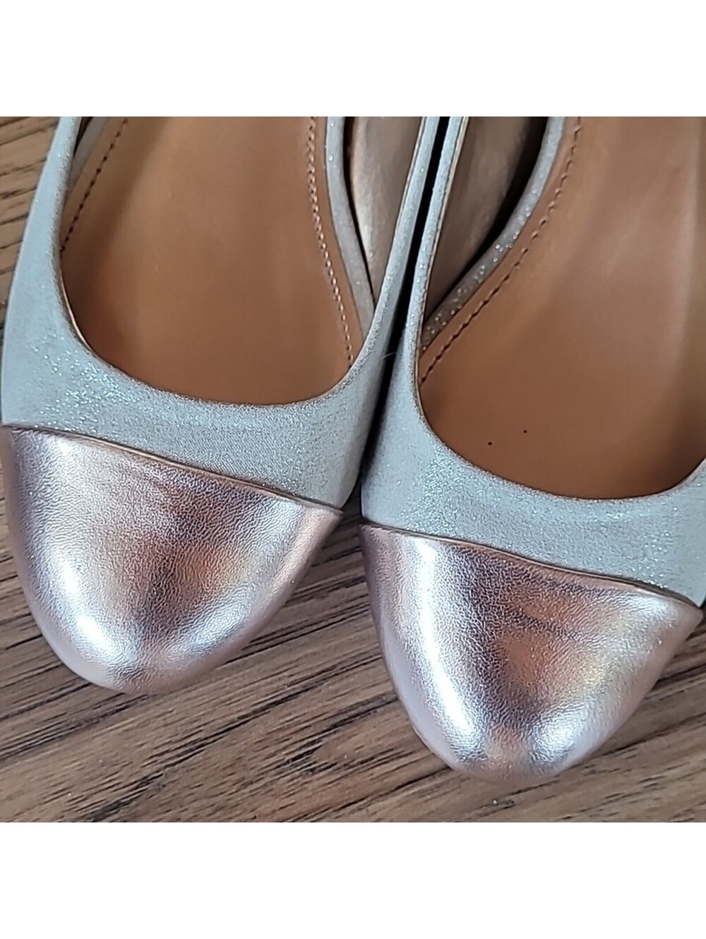 Jennifer Lopez Women's Beige and Gold Flats – Stylish Comfort for Any Occasion - Picture 5 of 9